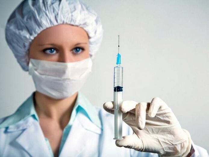 seringue avec vaccin et consommation d'alcool